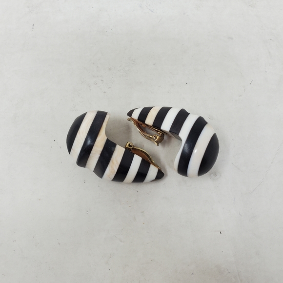 RARE Vintage Signed Patricia Von Musulin Ebony and Bone Clip Earrings - Picture 7 of 7